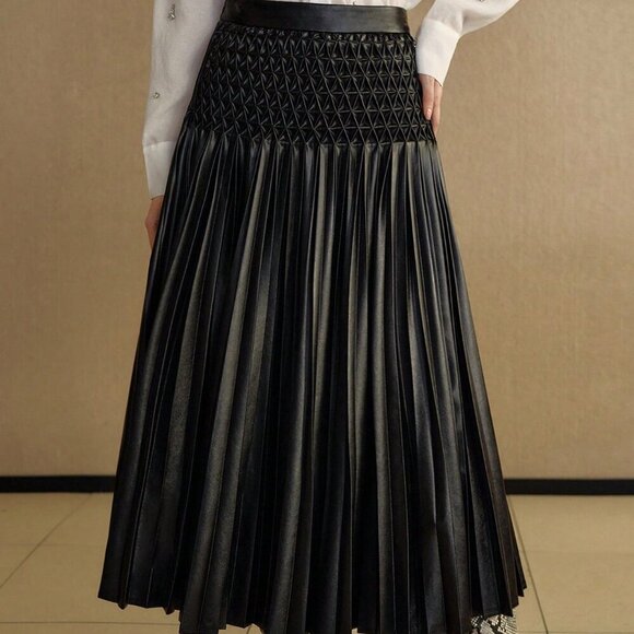 Black Elegant Women's Textured faux leather Pleated Skirt - Picture 5 of 7